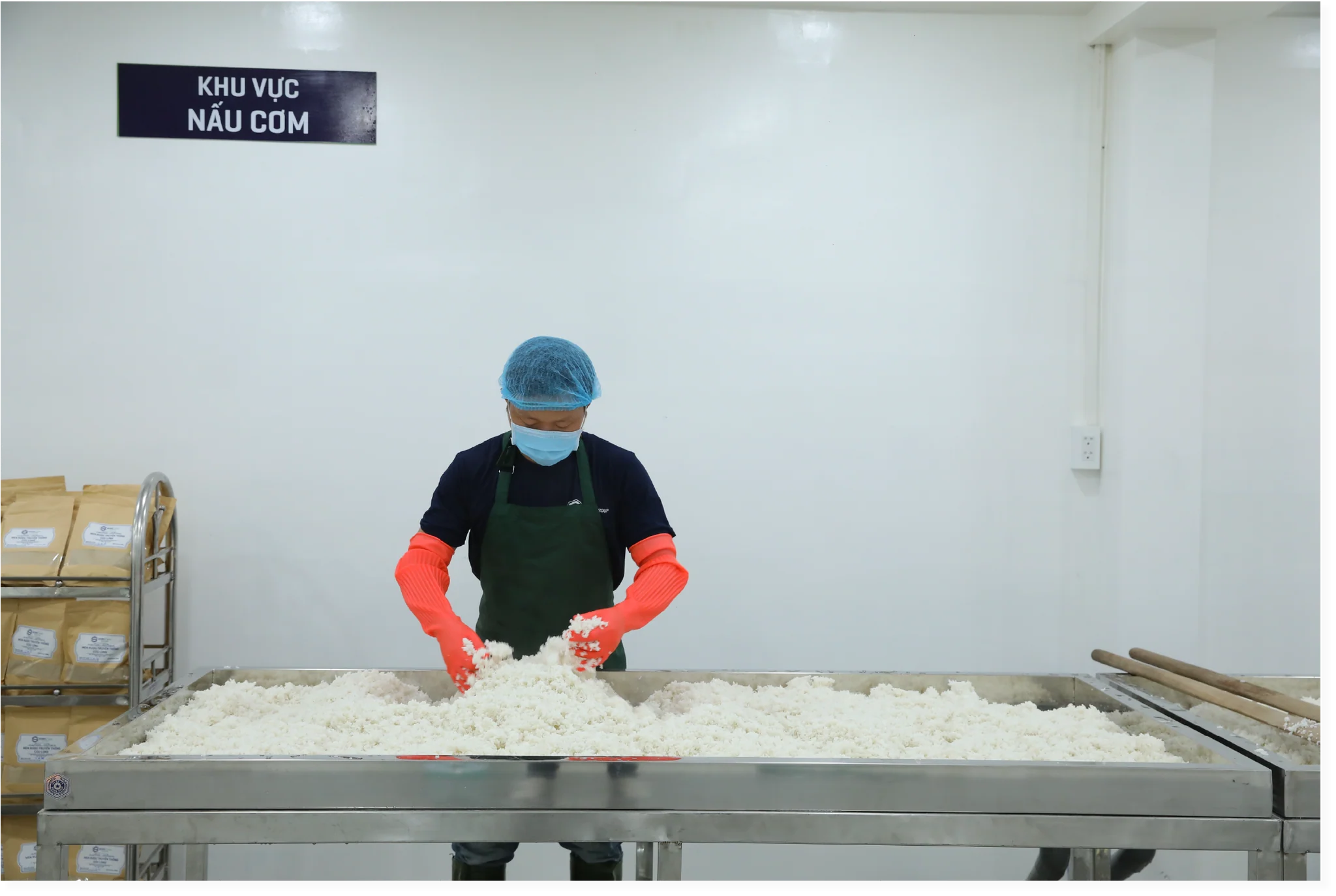Vận hành thiết bị đóng nắp và niêm phong hiện đại